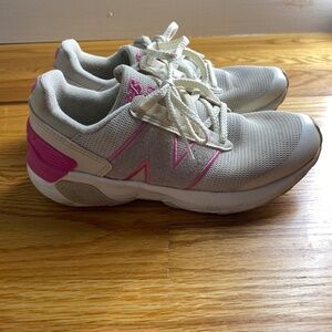 NEW BALANCE RUNNING SHOES YOUTH SIZE 2.5 PINK AND WHITE